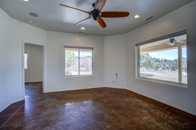 Foto del edificio - Cozy 2 Bedroom with Picturesque Granite Mo...