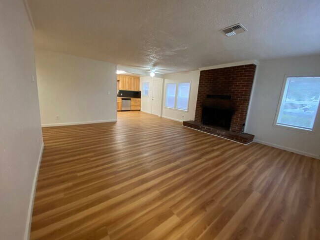Building Photo - 3 br, 1 bath House - 310 SE Gregory Dr