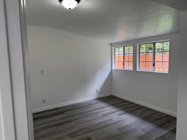 Foto del edificio - 2435 W Broadway