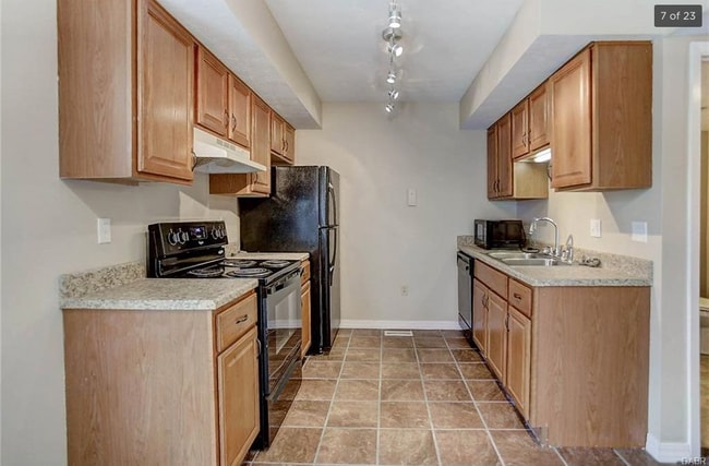 Kitchen - 4311 Frontenac Dr