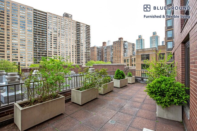 Foto del edificio - 180 Riverside Blvd