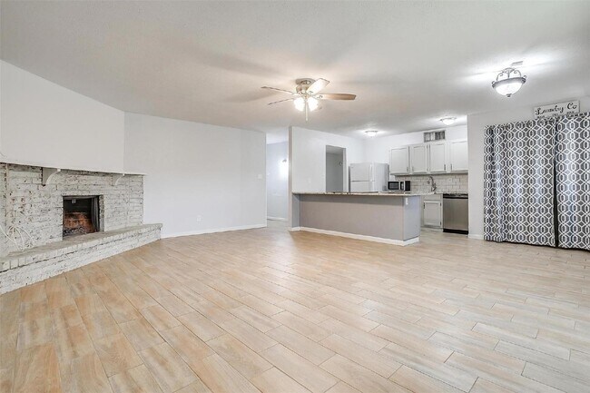 Building Photo - Cozy meets stylish in this 3 bedroom + 2 b...