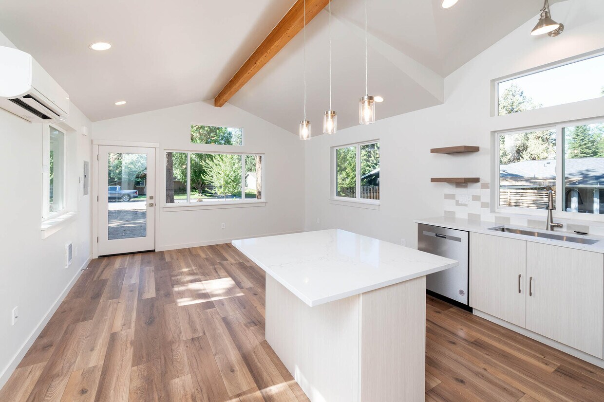 Foto principal - 1262 NE Burnside Ave