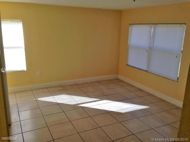 Building Photo - 3 br, 2 bath House - 4650 NE 1st Ter