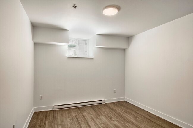Building Photo - 9675 Av. Papineau