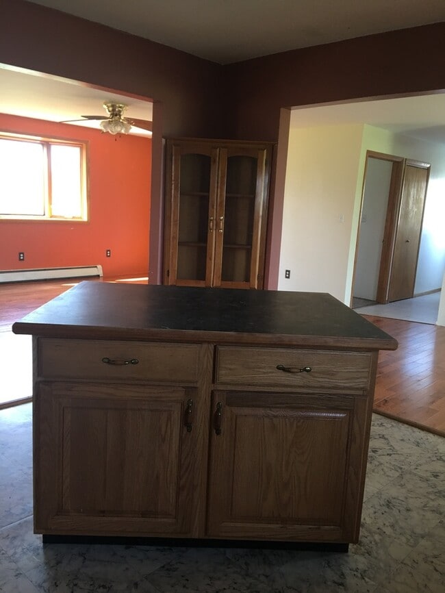 Foto del edificio - Beautiful secluded 4 bedroom 2.5 bath home with 2 stall detached garage and descent sized yard