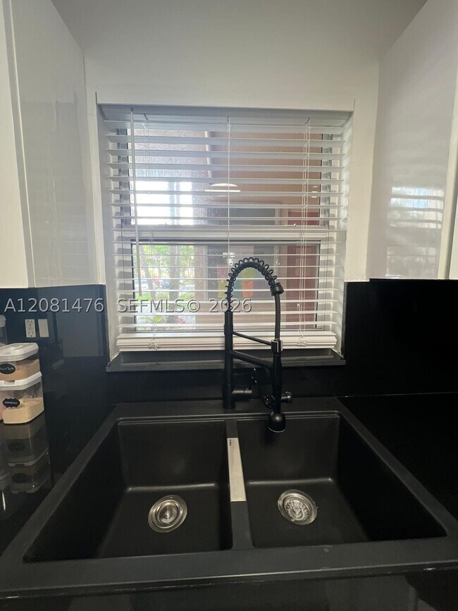 Foto del edificio - 9451 Evergreen Pl