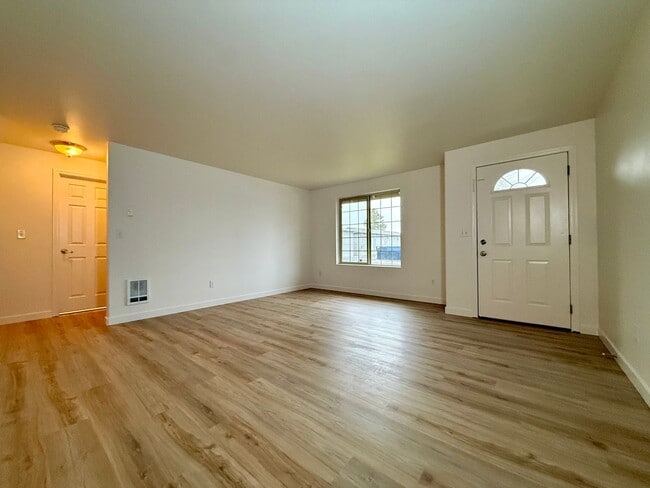 Foto del edificio - YOU DON'T WANT TO MISS OUT ON THIS OPEN LAYOUT HOME IN REDMOND!!