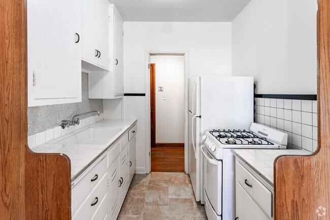 1BR, 1BA - 600SF - Kitchen - Marie Antoinette