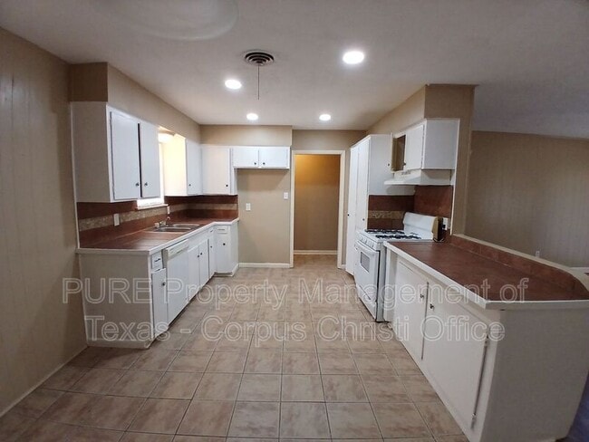 Building Photo - 10745 Kingwood Dr