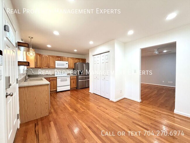 Building Photo - 3733 Hayden Dr