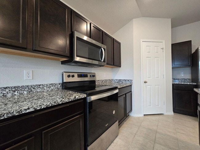 Building Photo - AVAILABLE NOW!