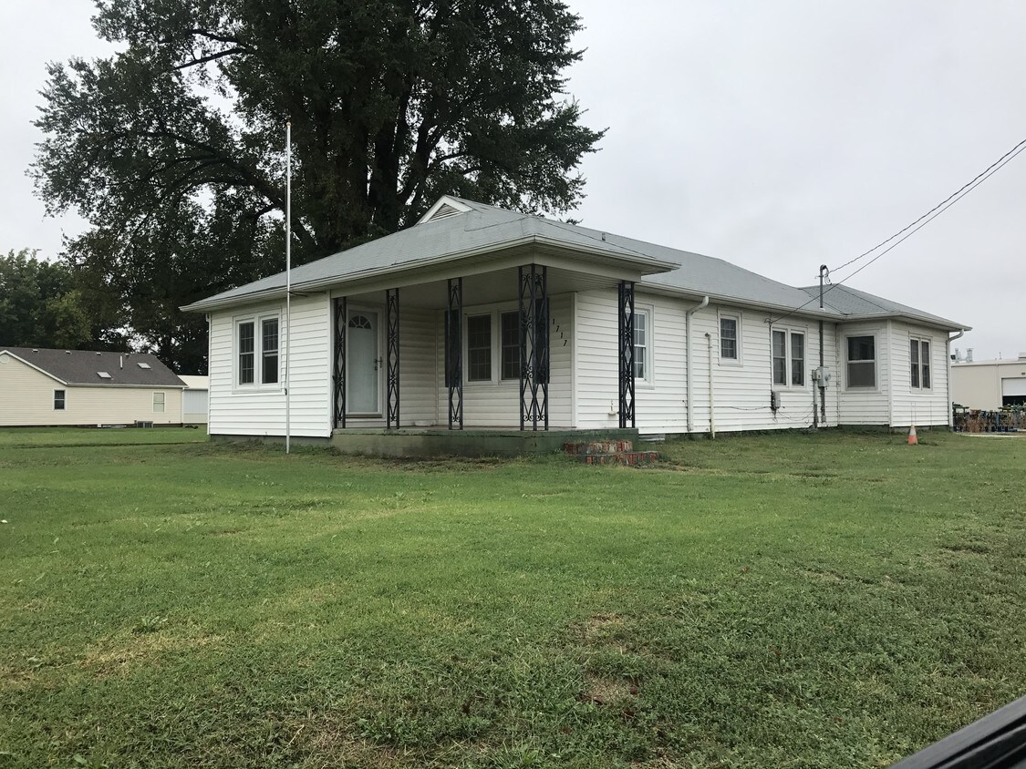 1717 E North St, Salina, KS 67401 House for Rent in Salina, KS