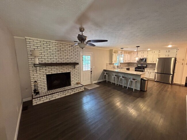 Foto del edificio - Beautifully Renovated 3-Bedroom, 2-Bath Ranch Home on Full Basement!