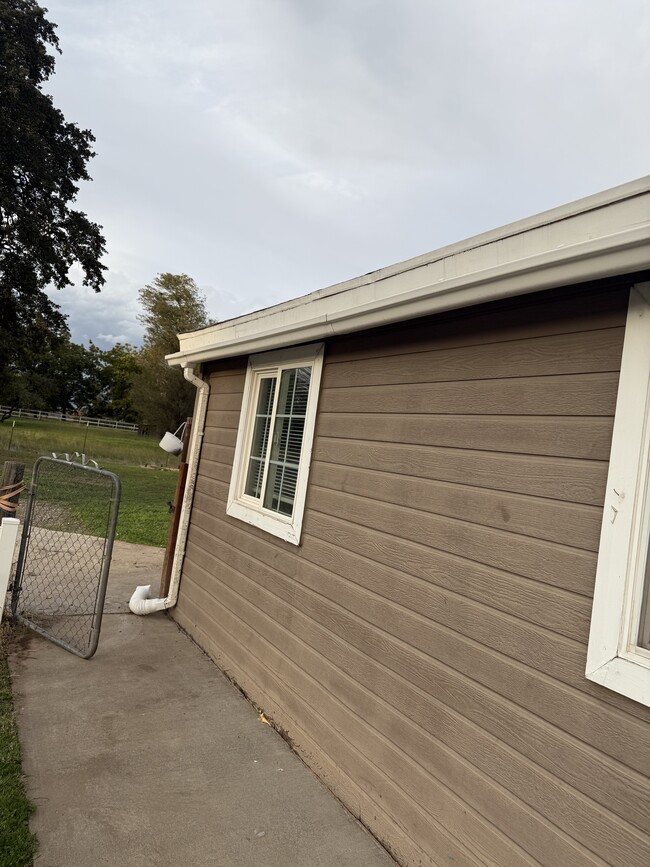 Building Photo - 9022 State Highway 99E