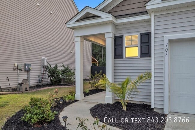 Foto del edificio - 107 Blossom Wood Ln
