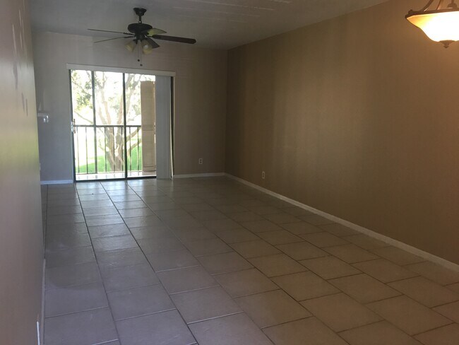 Foto del edificio - 6760 Palmetto Cir S