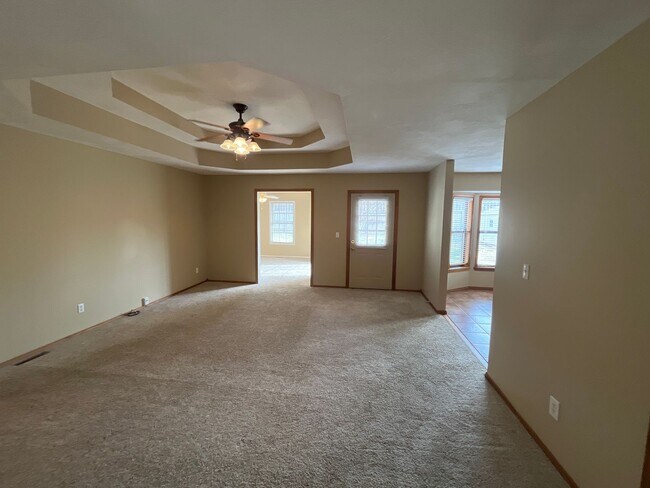 Foto del edificio - Sit Back, Relax. Your New home Awaits.