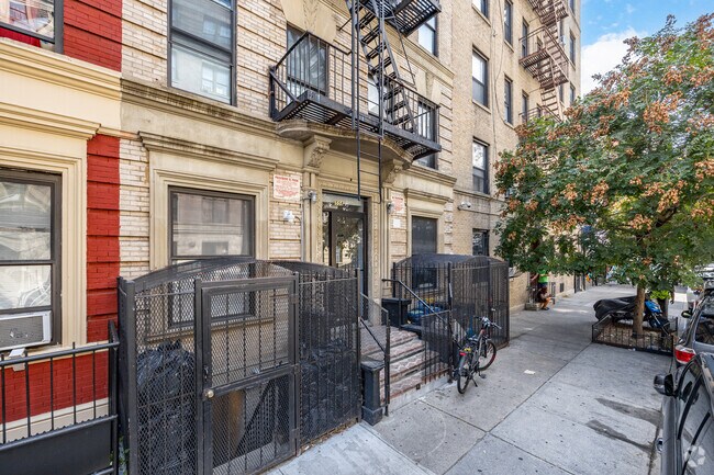 Building Photo - 558 W 151st St