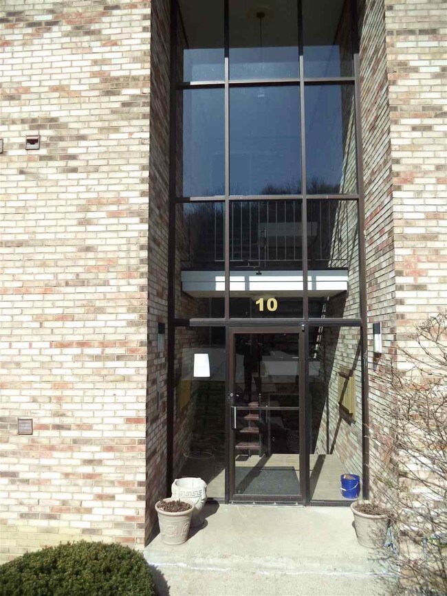 Foto del edificio - 10 Woodland Hills Dr