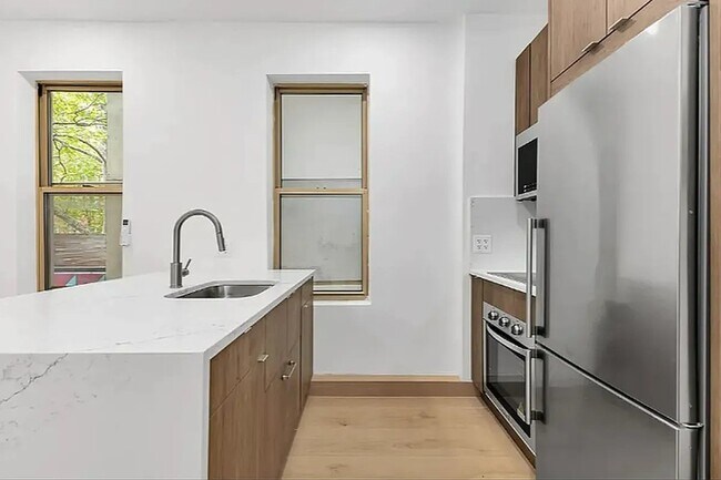 Building Photo - 246 E 53rd St