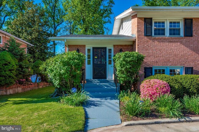 Foto del edificio - 8223 Tuckerman Ln