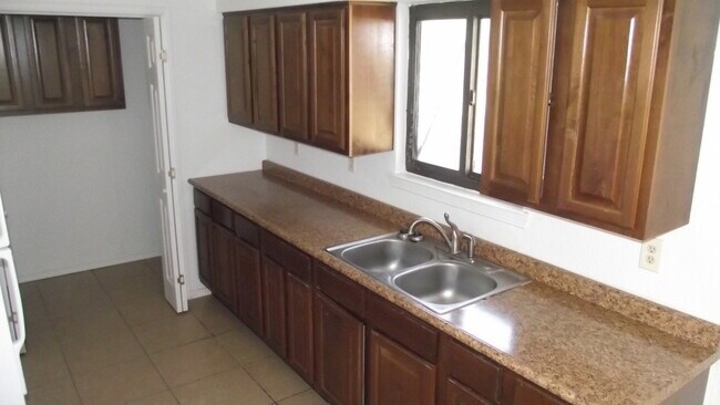 Building Photo - Northeast El Paso 3 bed with Refrig A/C