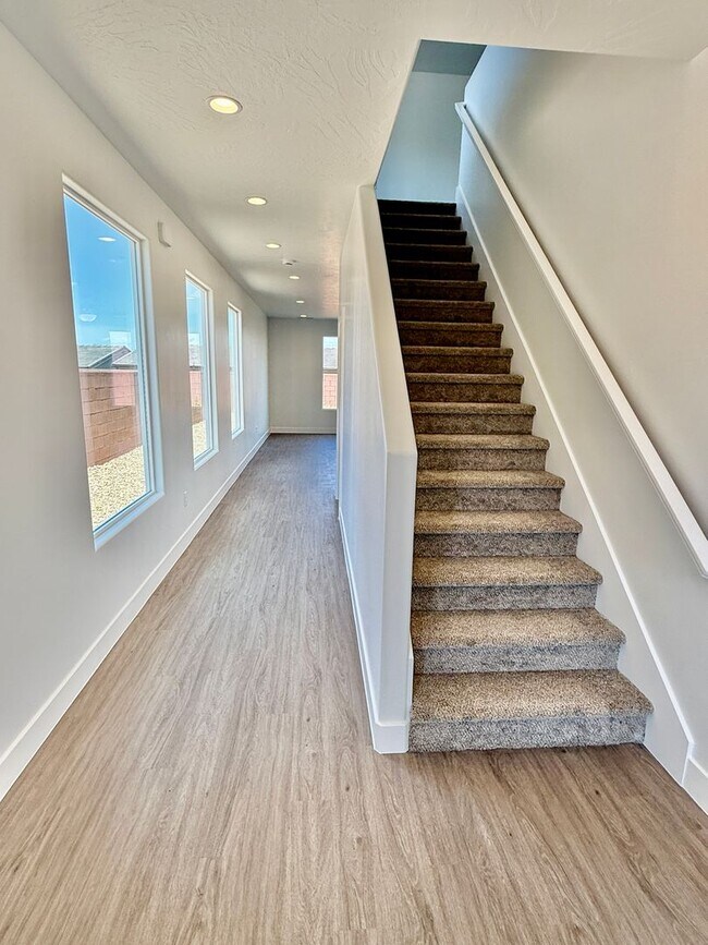 Foto del edificio - BRAND NEW Three Bedroom Townhome in Desert...