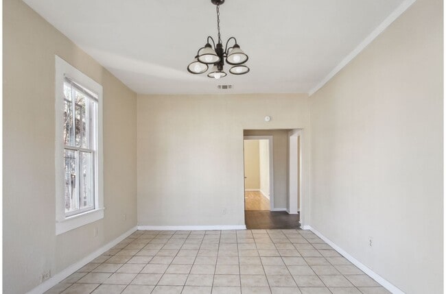 Building Photo - Charming 2BR 1BA Near Downtown