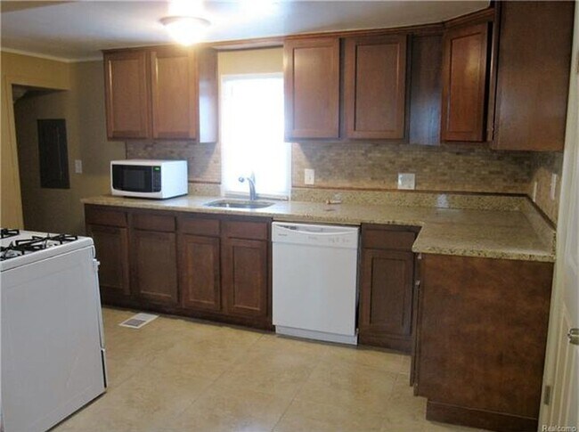 Building Photo - 5689 Robinson St