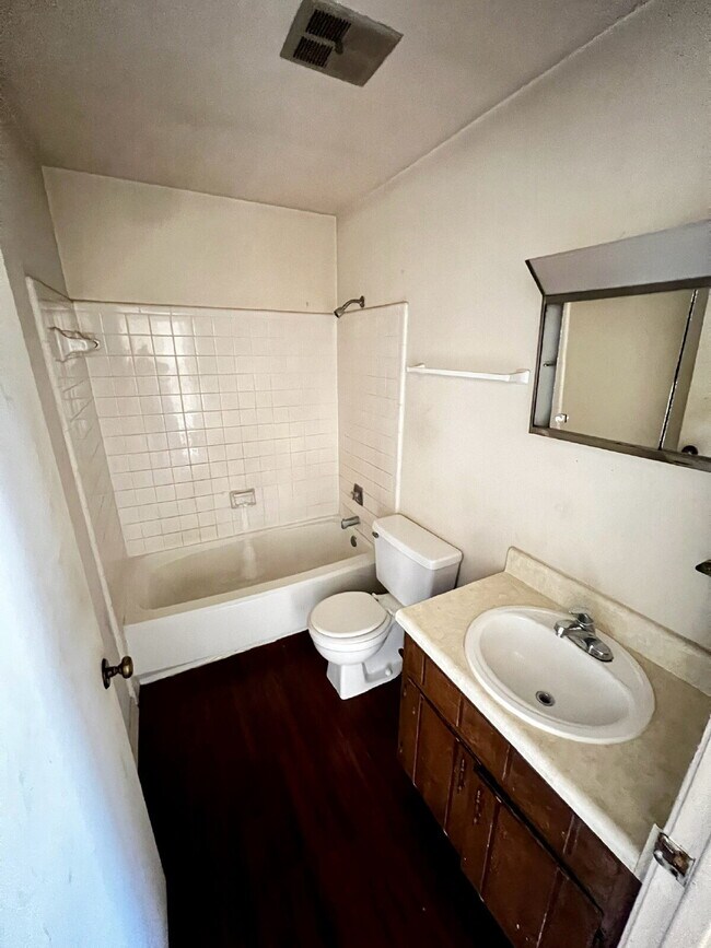 Foto del edificio - Spacious 2 Bedroom/1 Bath is located off of Hiliman Golf Course