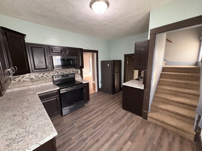 Foto del edificio - Spacious Home with Huge Backyard, Laundry included