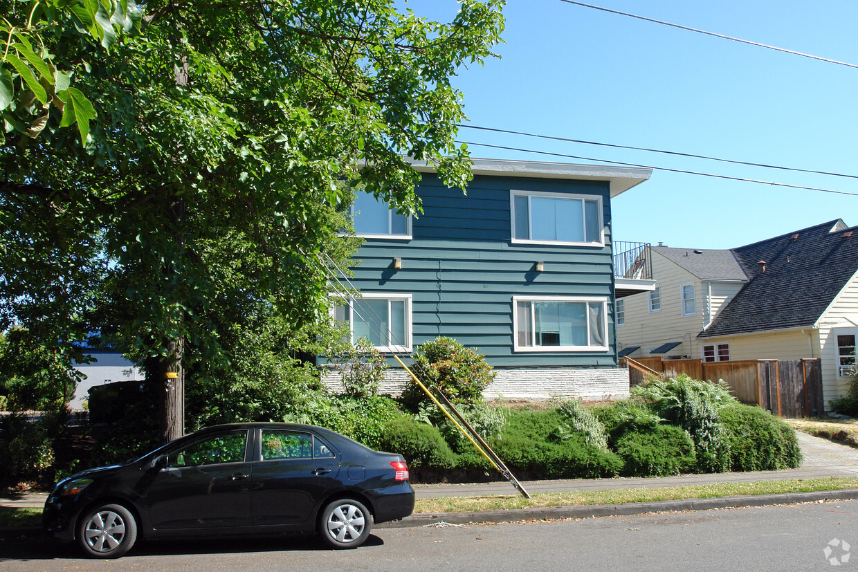 Building Photo - 2621 NE Weidler St