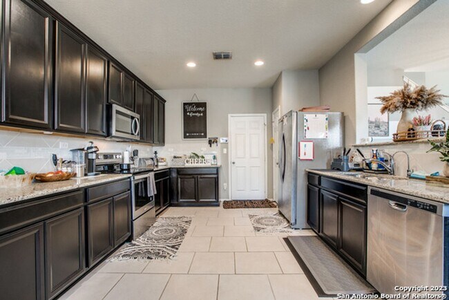 Building Photo - 3 Bedroom 2.5 Bathroom Silver Canyon Subdivision