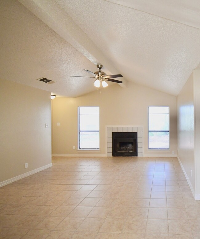 Building Photo - 2 Weeks FREE RENT!!! Charming 3 Bedroom, 2...