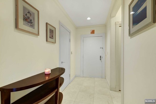 Building Photo - 1055 River Rd