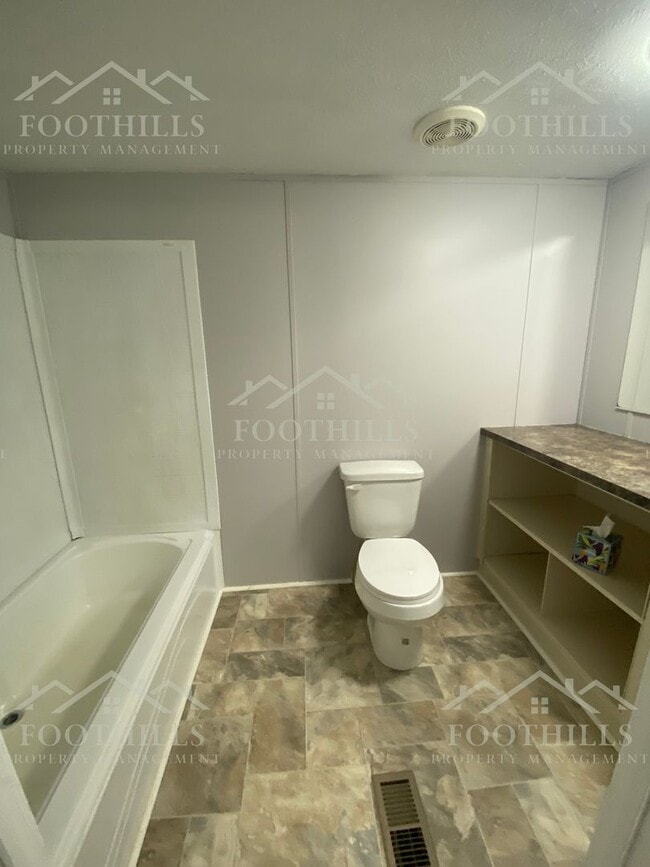 Building Photo - Spacious 3BR/2BA Home with Appliances Incl...