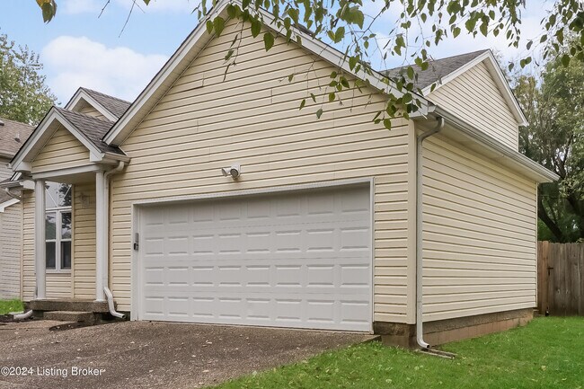 Building Photo - 10812 Pineview Ct
