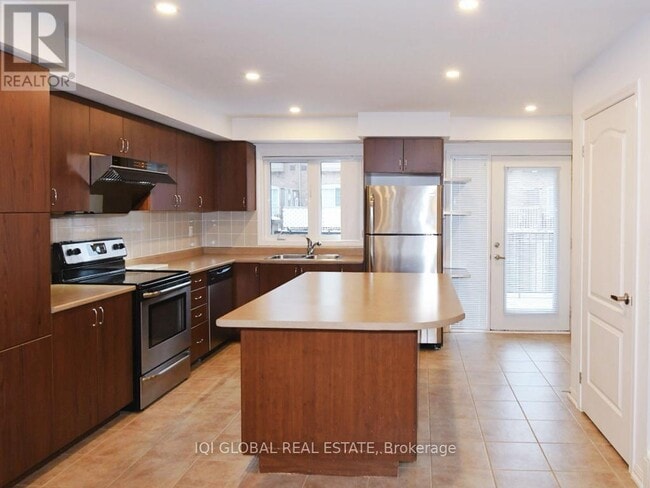 Building Photo - 3185 Boxford Cres