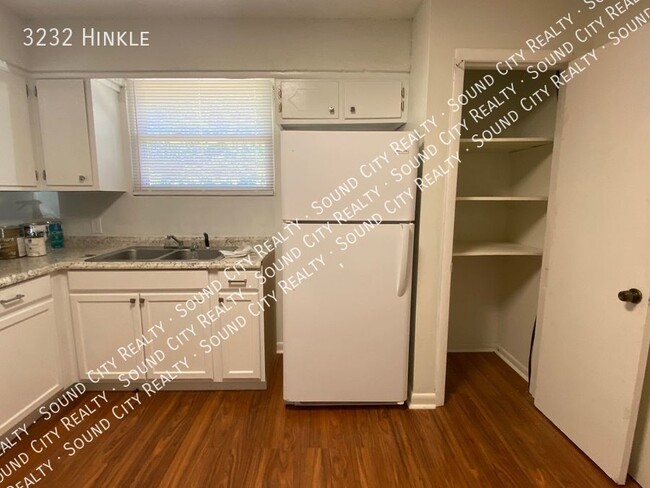 Building Photo - RENOVATED 3 bedroom/2 bath brick ranch w/ ...