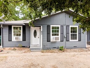 Building Photo - 915 W Pecan St