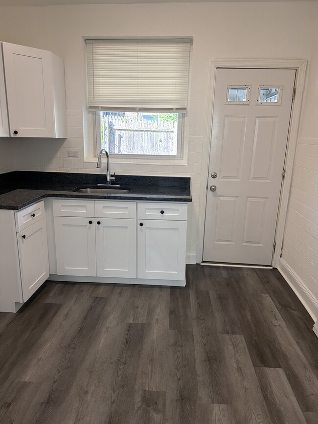 Foto del edificio - 2225 McClellan St