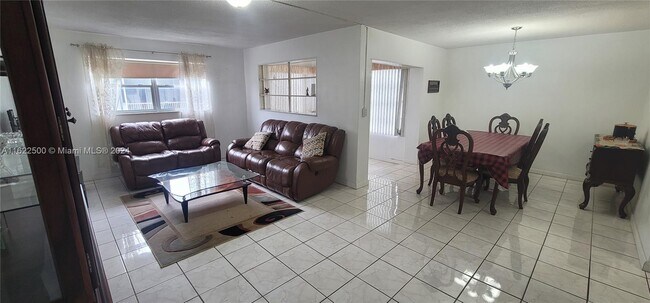 Foto del edificio - 4740 NW 10th Ct