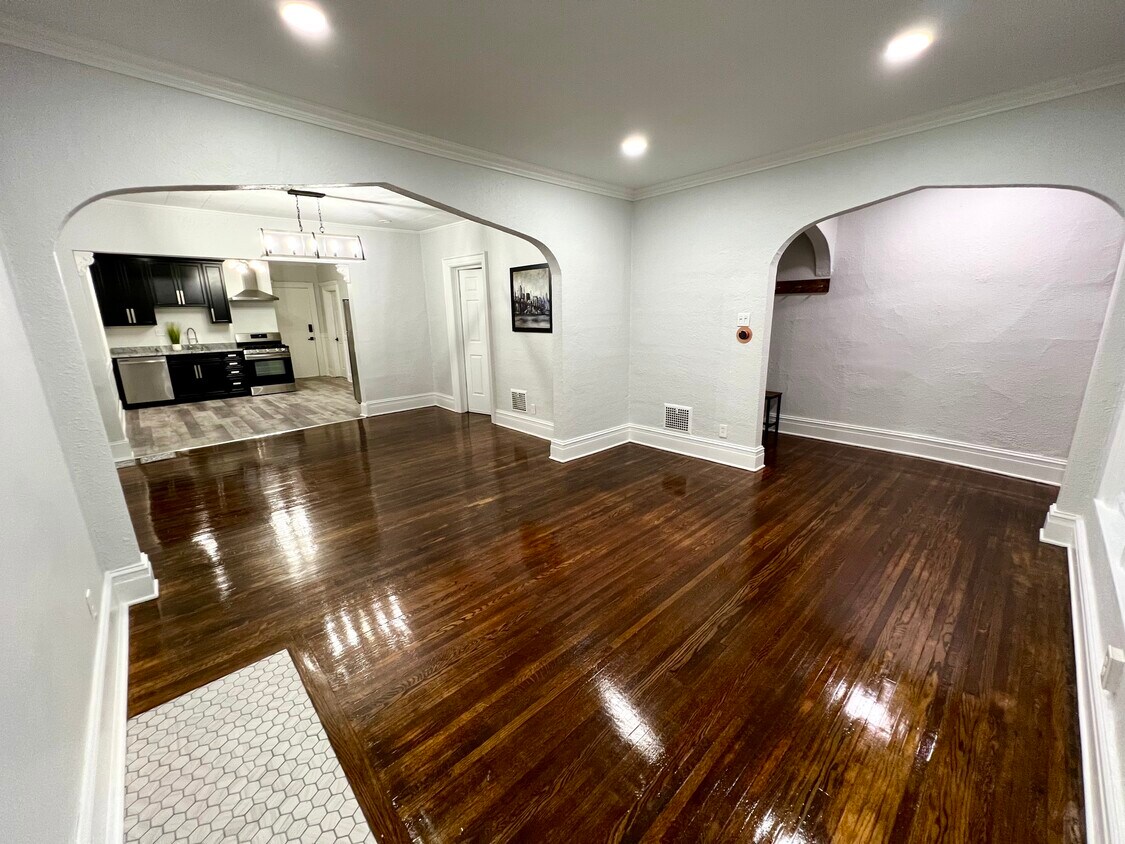 Primary Photo - 315 W Delavan Ave