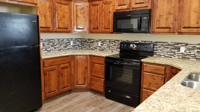 Foto del edificio - OPEN FLOOR PLAN ON HOME ONLY 1 YEAR OLD