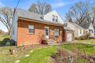 Building Photo - 851 Richmond Rd