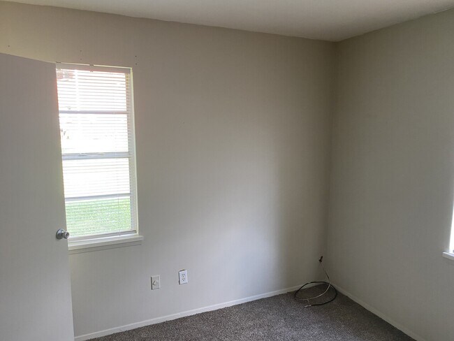 Foto del edificio - 9335 LaGrange Rd