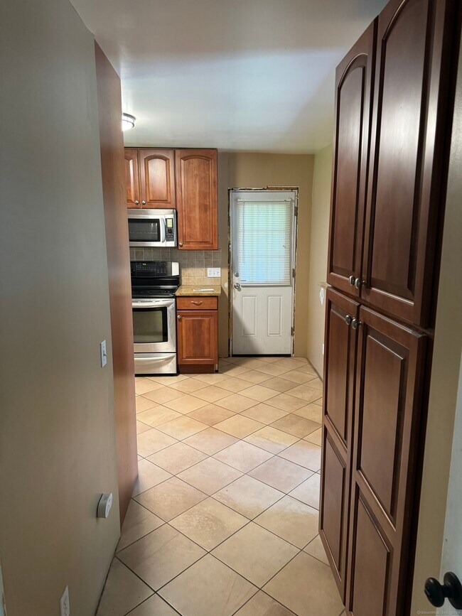 Building Photo - 90 Meloy Rd