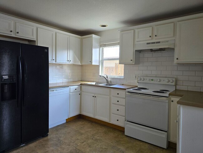 Foto del edificio - Bring the Pets!  Midtown 2 Bdrm Cottage, w/Den, 2 bath, All Appliances incl washer/dryer, Storage
