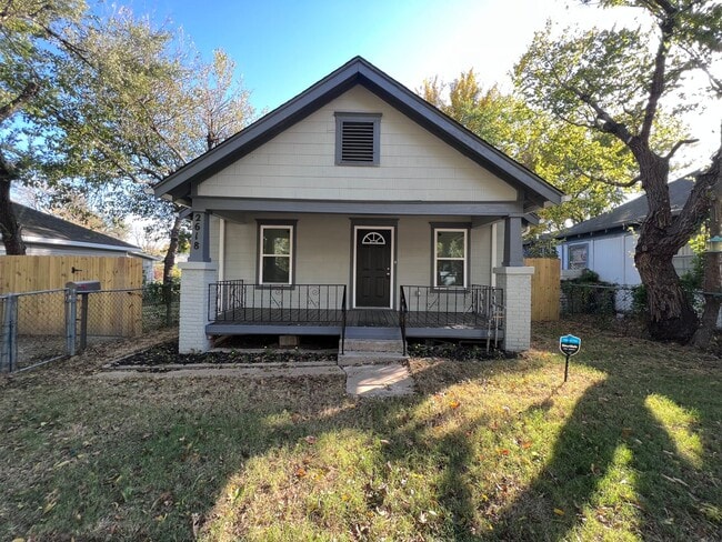 Building Photo - 2 bedroom House with Bonus Room and Fenced Yard